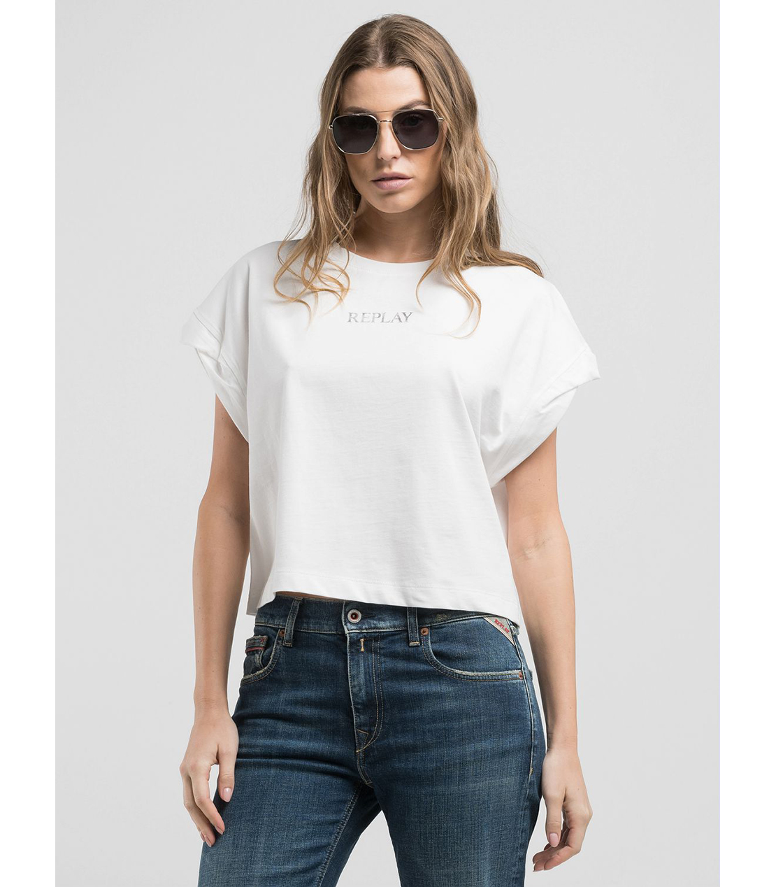 ロゴプリント入りクロップドTシャツ